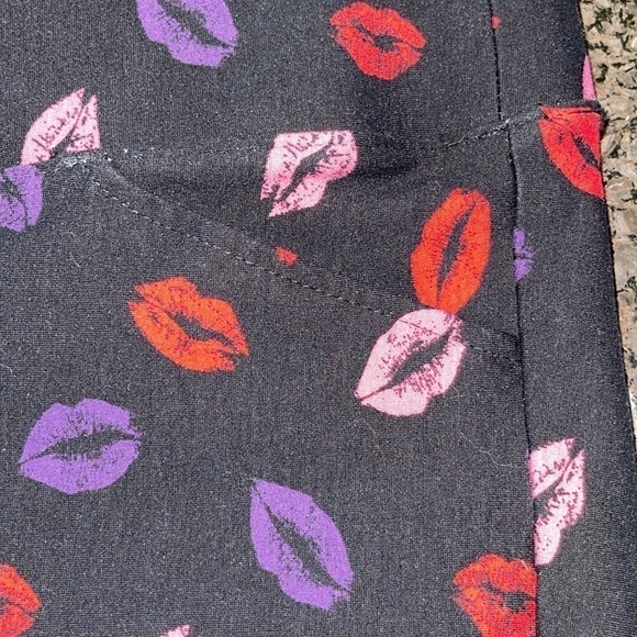 Torrid Black Slim Fit Lips Print Pixie Pants - Picture 7 of 10